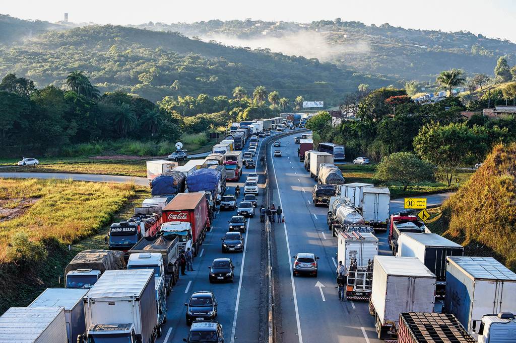 Greve de caminhoneiros em maio de 2018: categoria alega exercer serviço essencial durante a pandemia