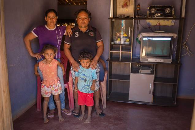 Os agricultores Celimara de Souza e Reginaldo de Souza com os filhos: população conhece Fernando Haddad há poucos meses, mas decidiu votar no candidato indicado por Lula Os agricultores Celimara de Souza e Reginaldo de Souza com os filhos: população conhece Fernando Haddad há poucos meses, mas decidiu votar no candidato indicado por Lula