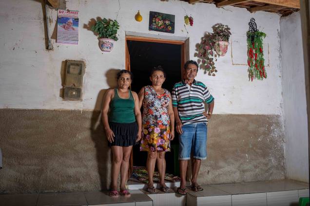 Domingos Morais e Ivanilda Pereira Morais (centro) com a filha Silvani Pereira. "Aqui antes era só pobreza, ninguém nunca tinha olhado para nós aqui. Esse Temer nem sabe que isso aqui existe. E o outro, esse Bolsonaro, é contra o Lula", diz ela. Domingos Morais e Ivanilda Pereira Morais (centro) com a filha Silvani Pereira. "Aqui antes era só pobreza, ninguém nunca tinha olhado para nós aqui. Esse Temer nem sabe que isso aqui existe. E o outro, esse Bolsonaro, é contra o Lula", diz ela.