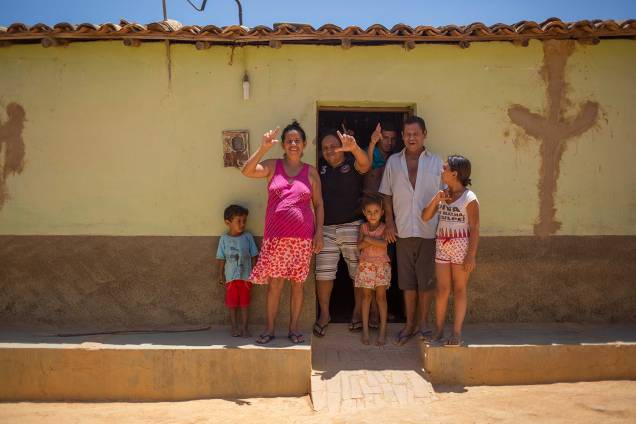 A agricultora Adelita Pereira Morais com sua família. Todos votaram em Fernando Haddad no primeiro turno A agricultora Adelita Pereira Morais com sua família. Todos votaram em Fernando Haddad no primeiro turno