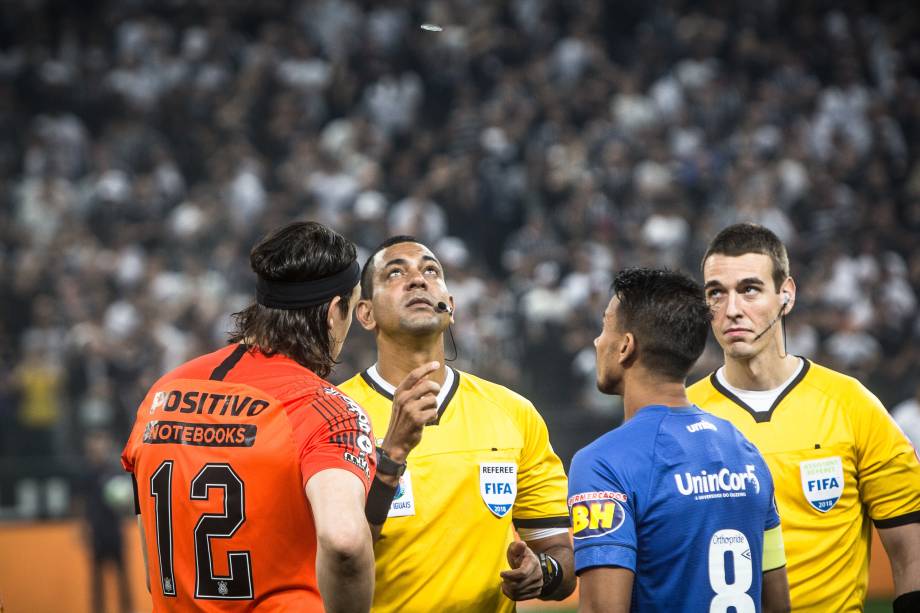 O árbitro Wagner do Nascimento Magalhães sorteia o lado do campo entre os capitães de Corinthians e Cruzeiro