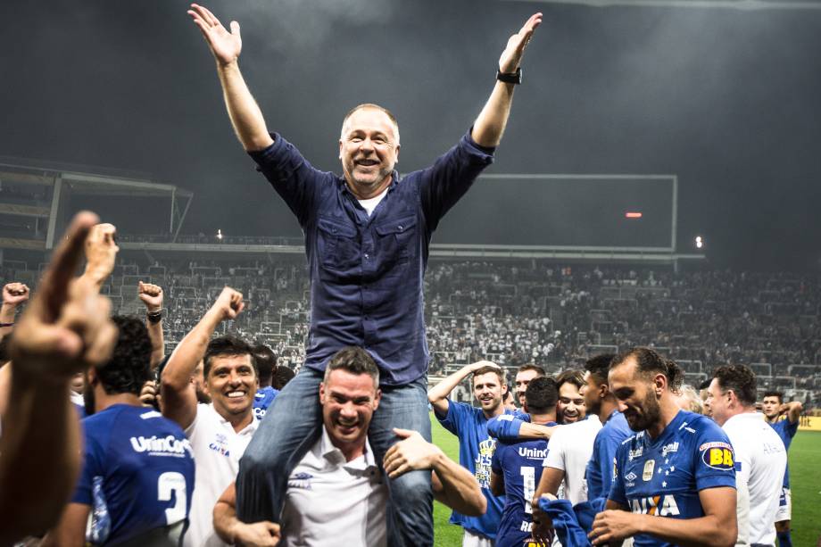 O técnico Mano Menezes comemora o título do Cruzeiro após vencer o Corinthians no Itaquerão