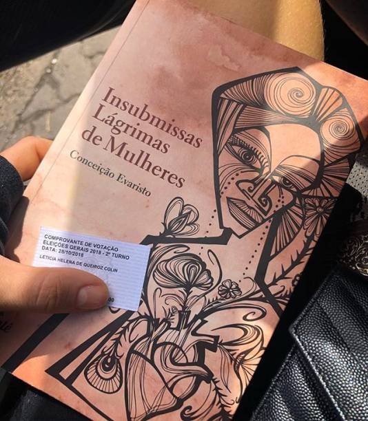 Leticia Colin leva livro de Conceição Evaristo para a votação do segundo turno