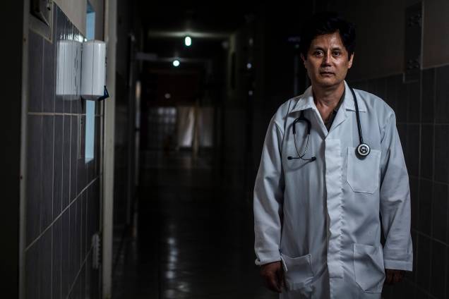 O médico Luiz Kyoshi Yano chegou a viajar até o Hospital Albert Einstein, em São Paulo, onde Bolsonaro estava internado para se tratar da facada: ele não conseguiu ser recebido no quarto, mas assinou o livro de visitas na recepção O médico Luiz Kyoshi Yano chegou a viajar até o Hospital Albert Einstein, em São Paulo, onde Bolsonaro estava internado para se tratar da facada: ele não conseguiu ser recebido no quarto, mas assinou o livro de visitas na recepção