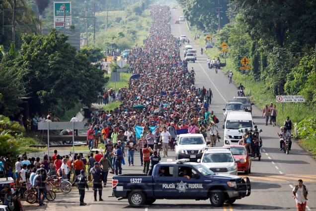 Imigrantes caminham por uma rodovia perto da fronteira com a Guatemala enquanto seguem seu caminho para tentar entrar nos Estados Unidos, em Tapachula, no México - 21/10/2018 Imigrantes caminham por uma rodovia perto da fronteira com a Guatemala enquanto seguem seu caminho para tentar entrar nos Estados Unidos, em Tapachula, no México - 21/10/2018