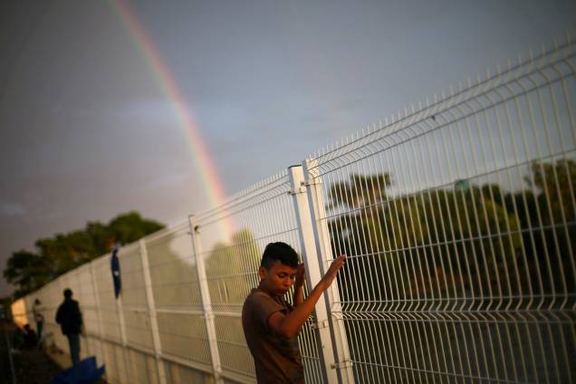 Imigrante que aguarda para seguir viagem até os Estados Unidos é fotografado junto com um arco-iris em Ciudad Hidalgo, no México - 21/10/2018 Imigrante que aguarda para seguir viagem até os Estados Unidos é fotografado junto com um arco-iris em Ciudad Hidalgo, no México - 21/10/2018