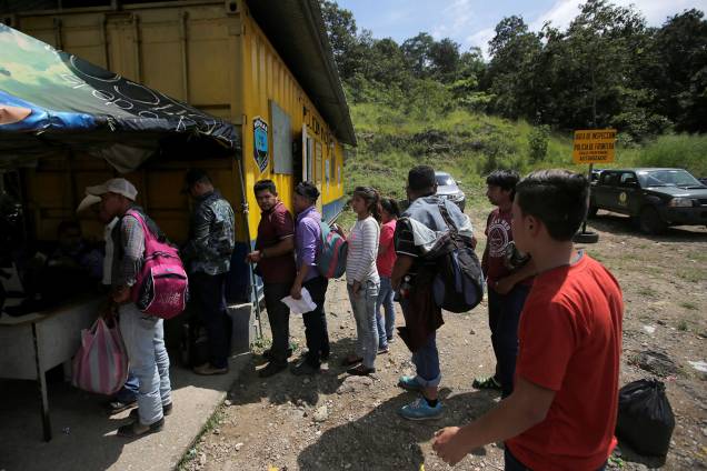 Imigrantes participantes de caravana com destino aos Estados Unidos chegam na fronteira de Honduras com a Guatemala - 15/10/2018 Imigrantes participantes de caravana com destino aos Estados Unidos chegam na fronteira de Honduras com a Guatemala - 15/10/2018
