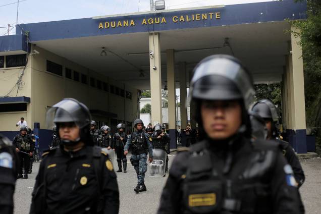 Policiais da Guatemala se posicionam na fronteira com Honduras em Agua Caliente - 15/10/2018 Policiais da Guatemala se posicionam na fronteira com Honduras em Agua Caliente - 15/10/2018