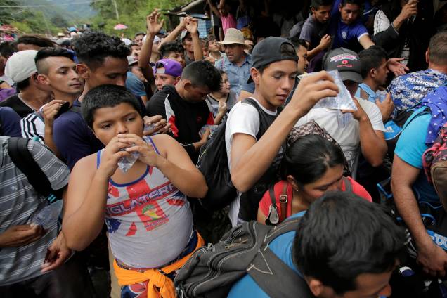 Imigrantes participantes de caravana com destino aos Estados Unidos chegam na fronteira de Honduras com a Guatemala e recebem água dos policiais - 15/10/2018 Imigrantes participantes de caravana com destino aos Estados Unidos chegam na fronteira de Honduras com a Guatemala e recebem água dos policiais - 15/10/2018