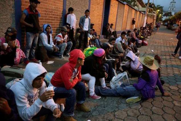 Imigrantes participantes de caravana com destino aos Estados Unidos se acomodam na fronteira de Honduras com a Guatemala - 15/10/2018 Imigrantes participantes de caravana com destino aos Estados Unidos se acomodam na fronteira de Honduras com a Guatemala - 15/10/2018