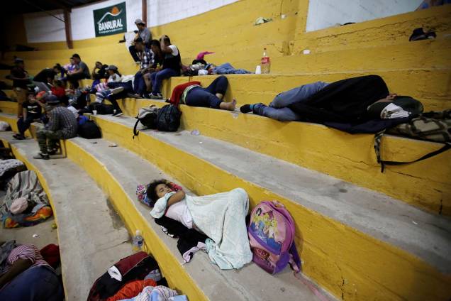 Imigrantes participantes de caravana com destino aos Estados Unidos se acomodam na fronteira de Honduras com a Guatemala - 15/10/2018 Imigrantes participantes de caravana com destino aos Estados Unidos se acomodam na fronteira de Honduras com a Guatemala - 15/10/2018