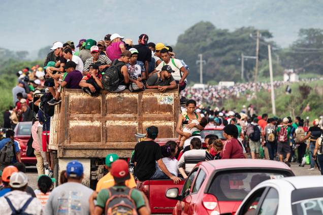 Imigrantes hondurenhos pegam carona em caminhões na cidade de San Pedro Tapanatepec, sul do México, rumo aos Estados Unidos - 27/10/2018 Imigrantes hondurenhos pegam carona em caminhões na cidade de San Pedro Tapanatepec, sul do México, rumo aos Estados Unidos - 27/10/2018