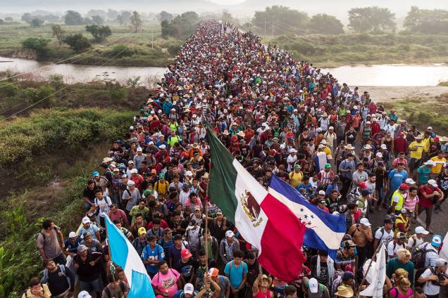 Vista aérea mostra caravana de imigrantes hondurenhos na cidade de San Pedro Tapanatepec, sul do México, rumo aos Estados Unidos - 27/10/2018 Vista aérea mostra caravana de imigrantes hondurenhos na cidade de San Pedro Tapanatepec, sul do México, rumo aos Estados Unidos - 27/10/2018
