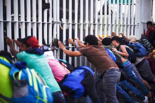 Novo grupo de imigrantes hondurenhos forçam portão na fronteira entre a Guatemala e o México - 28/10/2018 Novo grupo de imigrantes hondurenhos forçam portão na fronteira entre a Guatemala e o México - 28/10/2018