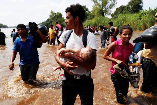 Novo grupo de imigrantes hondurenhos atravessam o rio Suchiate, na fronteira entre a Guatemala e o México - 29/10/2018 Novo grupo de imigrantes hondurenhos atravessam o rio Suchiate, na fronteira entre a Guatemala e o México - 29/10/2018