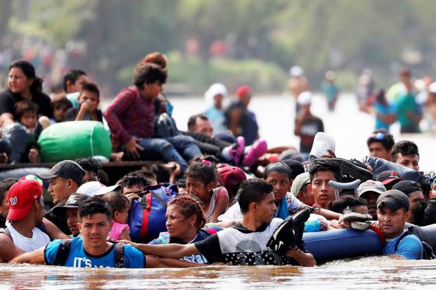 Novo grupo de imigrantes hondurenhos atravessam o rio Suchiate, localizado em Ciudad Hidalgo, no México, rumo aos Estados Unidos - 29/10/2018 Novo grupo de imigrantes hondurenhos atravessam o rio Suchiate, localizado em Ciudad Hidalgo, no México, rumo aos Estados Unidos - 29/10/2018