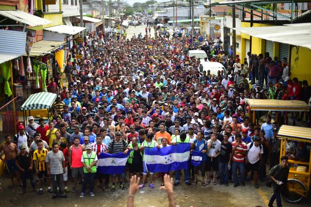 Imigrantes hondurenhos que se dirigem em caravana para os Estados Unidos realizam manifestação exigindo que as autoridades permitam que o resto do grupo atravesse em Ciudad Hidalgo, estado de Chiapas, no México, após a travessia da Guatemala - 20/10/2018 Imigrantes hondurenhos que se dirigem em caravana para os Estados Unidos realizam manifestação exigindo que as autoridades permitam que o resto do grupo atravesse em Ciudad Hidalgo, estado de Chiapas, no México, após a travessia da Guatemala - 20/10/2018