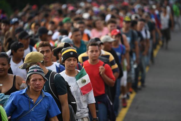 Imigrantes hondurenhos participam de uma caravana em direção aos Estados Unidos, na estrada que liga Ciudad Hidalgo e Tapachula, estado de Chiapas, México - 21/10/2018 Imigrantes hondurenhos participam de uma caravana em direção aos Estados Unidos, na estrada que liga Ciudad Hidalgo e Tapachula, estado de Chiapas, México - 21/10/2018