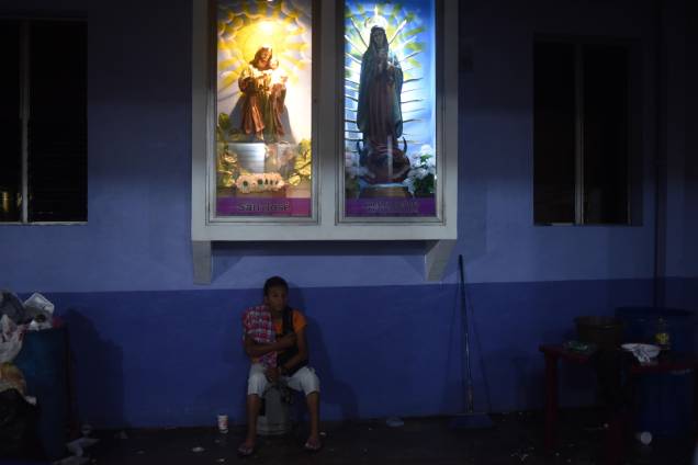 Jjovem, integrante de um grupo de migrantes hondurenhos que segue em caravana para os Estados Unidos, fica na "Igreja das Três Caidas", em Tecun Uman, na fronteira com o México - 18/10/2018 Jjovem, integrante de um grupo de migrantes hondurenhos que segue em caravana para os Estados Unidos, fica na "Igreja das Três Caidas", em Tecun Uman, na fronteira com o México - 18/10/2018