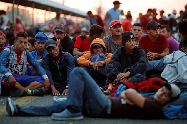 Imigrantes hondurenhos, parte de uma caravana que tenta chegar aos Estados Unidos, esperam a abertura do portão da ponte que liga o México e a Guatemala em Ciudad Hidalgo, México - 20/10/2018 Imigrantes hondurenhos, parte de uma caravana que tenta chegar aos Estados Unidos, esperam a abertura do portão da ponte que liga o México e a Guatemala em Ciudad Hidalgo, México - 20/10/2018