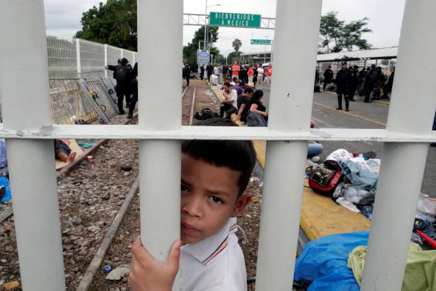 Menino hondurenho, parte de uma caravana que tenta chegar aos Estados Unidos, é fotografado na ponte que liga México e Guatemala em Tecun Uman - 20/10/2018 Menino hondurenho, parte de uma caravana que tenta chegar aos Estados Unidos, é fotografado na ponte que liga México e Guatemala em Tecun Uman - 20/10/2018