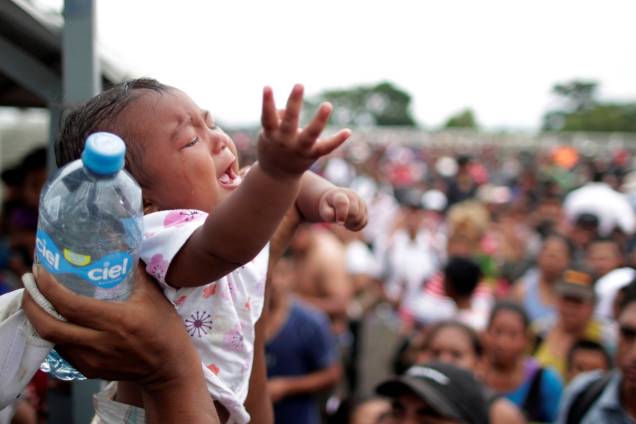 Imigrantes hondurenhos que tentam chegar nos Estados Unidos, se aglomeram em um posto de controle enquanto esperam pedir asilo no México em um posto de controle em Ciudad Hidalgo - 20/10/2018 Imigrantes hondurenhos que tentam chegar nos Estados Unidos, se aglomeram em um posto de controle enquanto esperam pedir asilo no México em um posto de controle em Ciudad Hidalgo - 20/10/2018