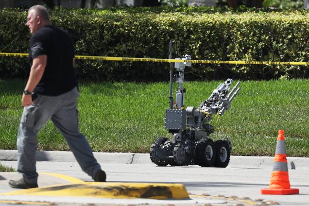 Robô inspeciona pacote suspeito em Sunrise, no estado americano da Florida - 24/10/2018 Robô inspeciona pacote suspeito em Sunrise, no estado americano da Florida - 24/10/2018