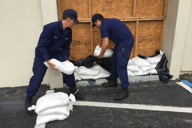 Nicholas Feder, marinheiro da Guarda Costeira Yankeetown e o bombeiro Richard Tzoumas-White, trabalham durante a preparação para a chegada do furacão Michael na Flórida - 08/10/2018 Nicholas Feder, marinheiro da Guarda Costeira Yankeetown e o bombeiro Richard Tzoumas-White, trabalham durante a preparação para a chegada do furacão Michael na Flórida - 08/10/2018
