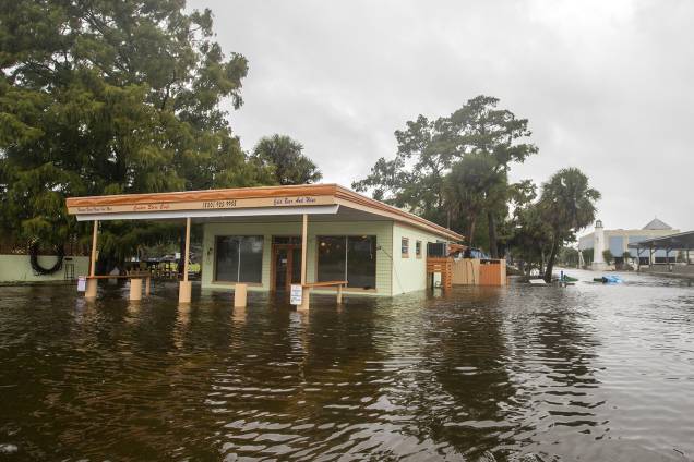 Estabelecimento comercial é inundado durante a passagem do furacão Michael, em Saint Marks, cidade localizada no estado americano da Flórida - 10/10/2018 Estabelecimento comercial é inundado durante a passagem do furacão Michael, em Saint Marks, cidade localizada no estado americano da Flórida - 10/10/2018