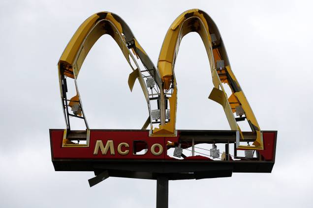 Símbolo da empresa de fast-food McDonald's é destruída após a passagem do furacão Michael em Panama City, Flórida - 10/10/2018 Símbolo da empresa de fast-food McDonald's é destruída após a passagem do furacão Michael em Panama City, Flórida - 10/10/2018