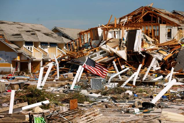 Bandeira dos Estados Unidos é vista sob escombros de casas destruídas após a passagem do furacão Michael em Mexico Beach, Flórida - 11/10/2018 Bandeira dos Estados Unidos é vista sob escombros de casas destruídas após a passagem do furacão Michael em Mexico Beach, Flórida - 11/10/2018