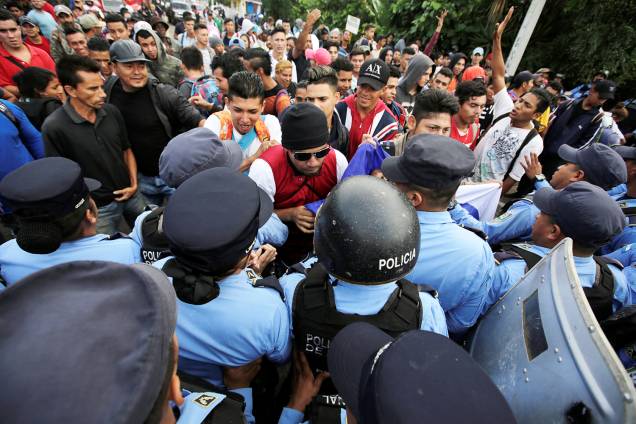 Imigrantes hondurenhos entram em confronto com policiais, forçando a entrada na fronteira de Honduras com a Guatemala, no território de Ocotepeque - 19/10/2018 Imigrantes hondurenhos entram em confronto com policiais, forçando a entrada na fronteira de Honduras com a Guatemala, no território de Ocotepeque - 19/10/2018