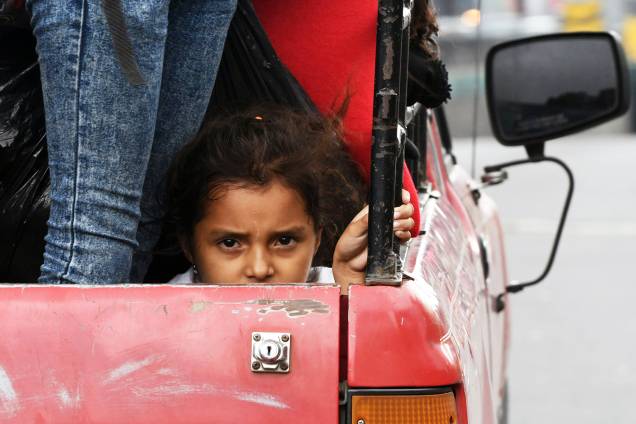 Menina hondurenha e sua família seguem de carro com a caravana que tem como destino os Estados Unidos - 17/10/2018 Menina hondurenha e sua família seguem de carro com a caravana que tem como destino os Estados Unidos - 17/10/2018