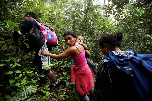Migrantes hondurenhos andam por floresta após atravessar o rio Lempa deixando Honduras com destino aos Estados Unidos - 17/10/2018 Migrantes hondurenhos andam por floresta após atravessar o rio Lempa deixando Honduras com destino aos Estados Unidos - 17/10/2018