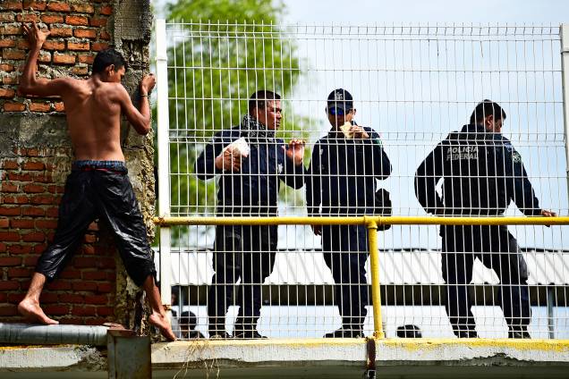 Migrante de Honduras se prepara para pular no rio Suchiate na fronteira da Guatemala com o México - 20/10/2018 Migrante de Honduras se prepara para pular no rio Suchiate na fronteira da Guatemala com o México - 20/10/2018