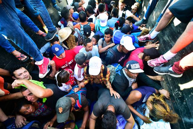 Imigrantes hondurenhos embarcam em caminhão rumo à Tapachula, no México - 22/10/2018 Imigrantes hondurenhos embarcam em caminhão rumo à Tapachula, no México - 22/10/2018