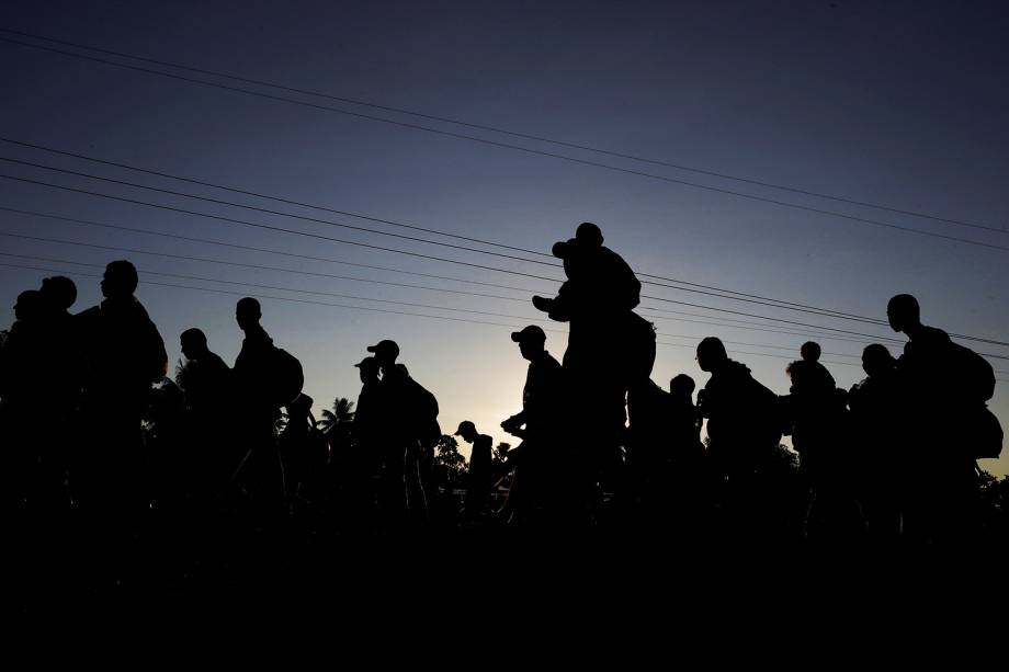 Migrantes hondurenhos atravessam a fronteira da Guatemala com o México, na altura da cidade de Tapachula - 22/10/2018