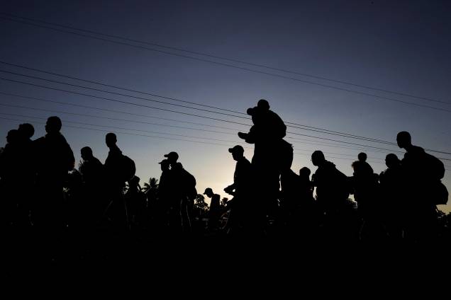 Migrantes hondurenhos atravessam a fronteira da Guatemala com o México, na altura da cidade de Tapachula - 22/10/2018 Migrantes hondurenhos atravessam a fronteira da Guatemala com o México, na altura da cidade de Tapachula - 22/10/2018