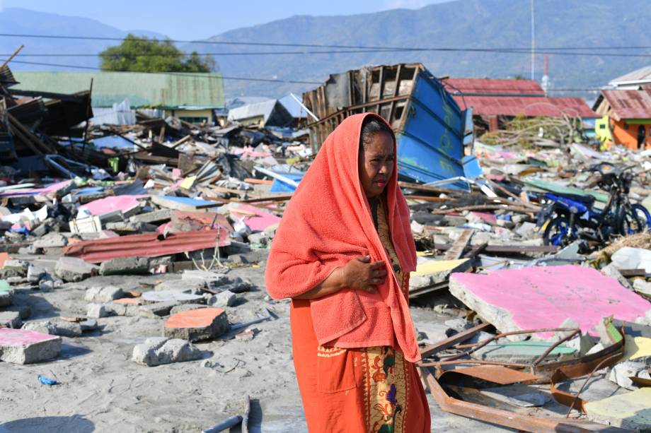 Mulher caminha na área onde ficava sua casa no subdistrito de Lere em Palu, na Indonésia. Cerca de 1400 pessoas morreram no terremoto seguido de tsunami que atingiram a região - 03/10/2018