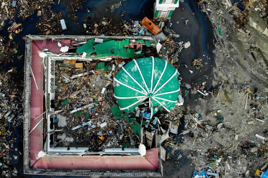 Imagem aérea mostra a grande mesquita Baiturrahman em Palu, no centro de Sulawesi, na Indonésia, após um terremoto e um tsunami atingiram a área - 03/10/2018