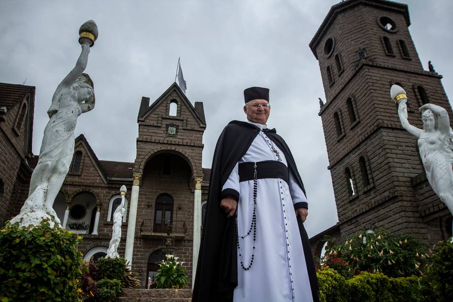 O padre Nivaldo Ceron posa para foto em frente ao Castelo Belvedere, onda mora, no alto das colinas: reuniões para conseguir votos para Bolsonaro