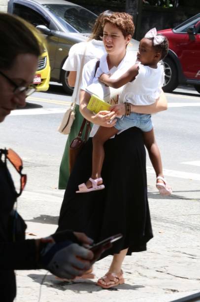 Leandra Leal votando com livro