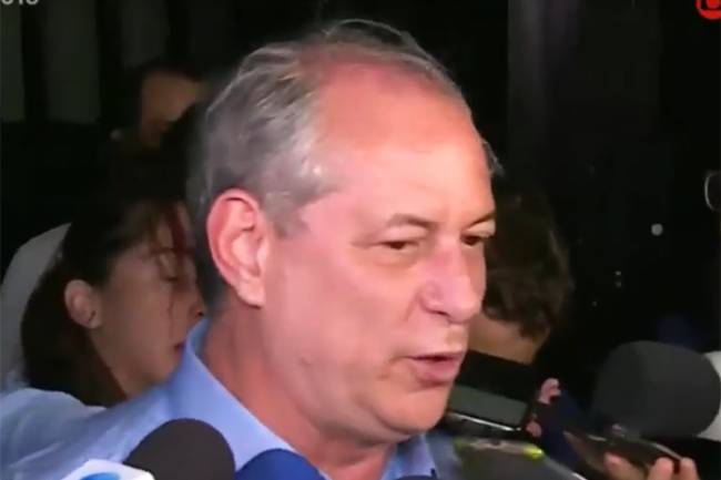 Ciro Gomes fala com jornalistas após derrota