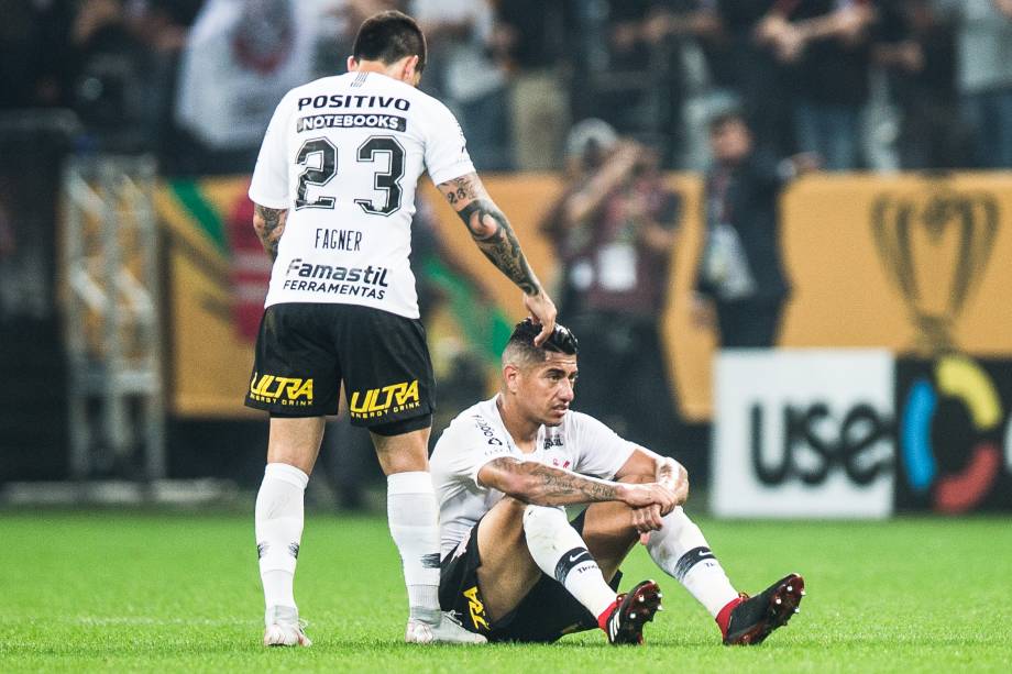 O volante Ralf do Corinthians vai ao chão após derrota para o Cruzeiro na final da Copa do Brasil