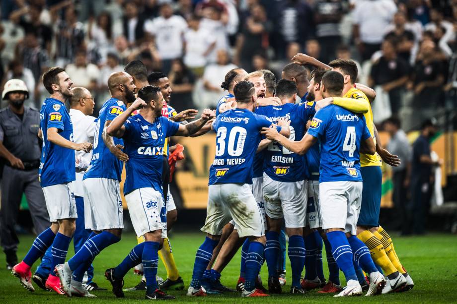 Jogadores celebram o sexto título do Cruzeiro na Copa do Brasil após vitória sobre o Corinthians no Itaquerão