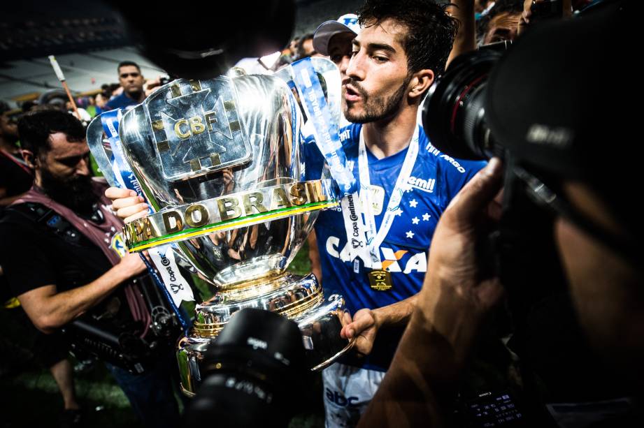 O volante Lucas Silva beija a taça da Copa do Brasil após vitória do Cruzeiro sobre o Corinthians no Itaquerão