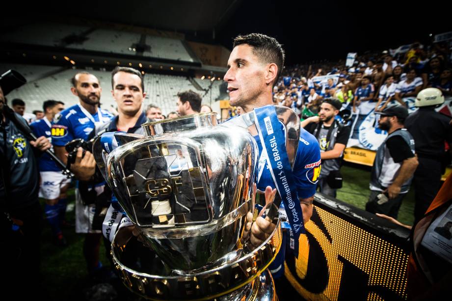 O meia Thiago Neves ergue a taça da Copa do Brasil pelo Cruzeiro após vitória sobre o Corinthians no Itaquerão