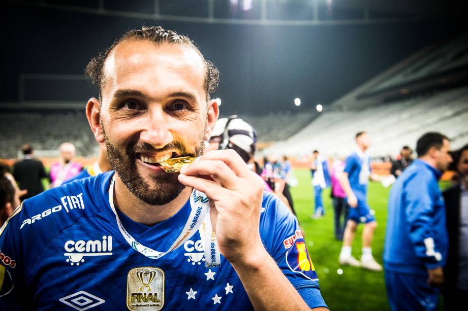 O atacante argentino Hernán Barcos comemora o título da Copa do Brasil após vitória sobre o Corinthians