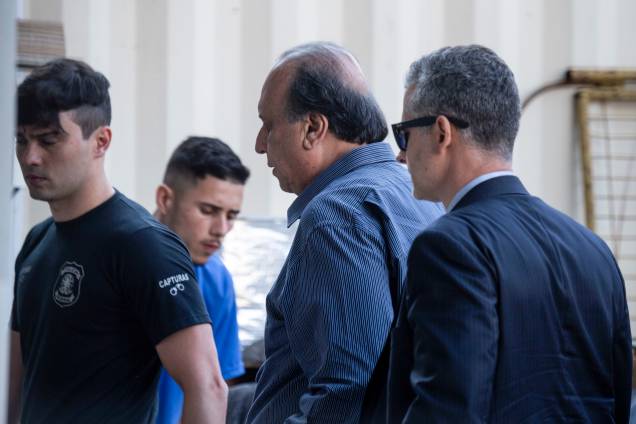 O governador do Rio de Janeiro, Luiz Fernando Pezão chega à sede da Polícia Federal no Rio de Janeiro após ser preso na operação Boca de Lobo - 29/11/2018 O governador do Rio de Janeiro, Luiz Fernando Pezão chega à sede da Polícia Federal no Rio de Janeiro após ser preso na operação Boca de Lobo - 29/11/2018