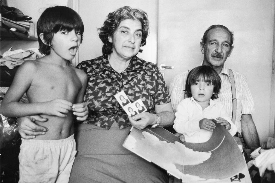 Camilo e Francesca Cesariego, filhos de Lilián Celiberti, com seus avós - 01/12/1978 Camilo e Francesca Cesariego, filhos de Lilián Celiberti, com seus avós - 01/12/1978